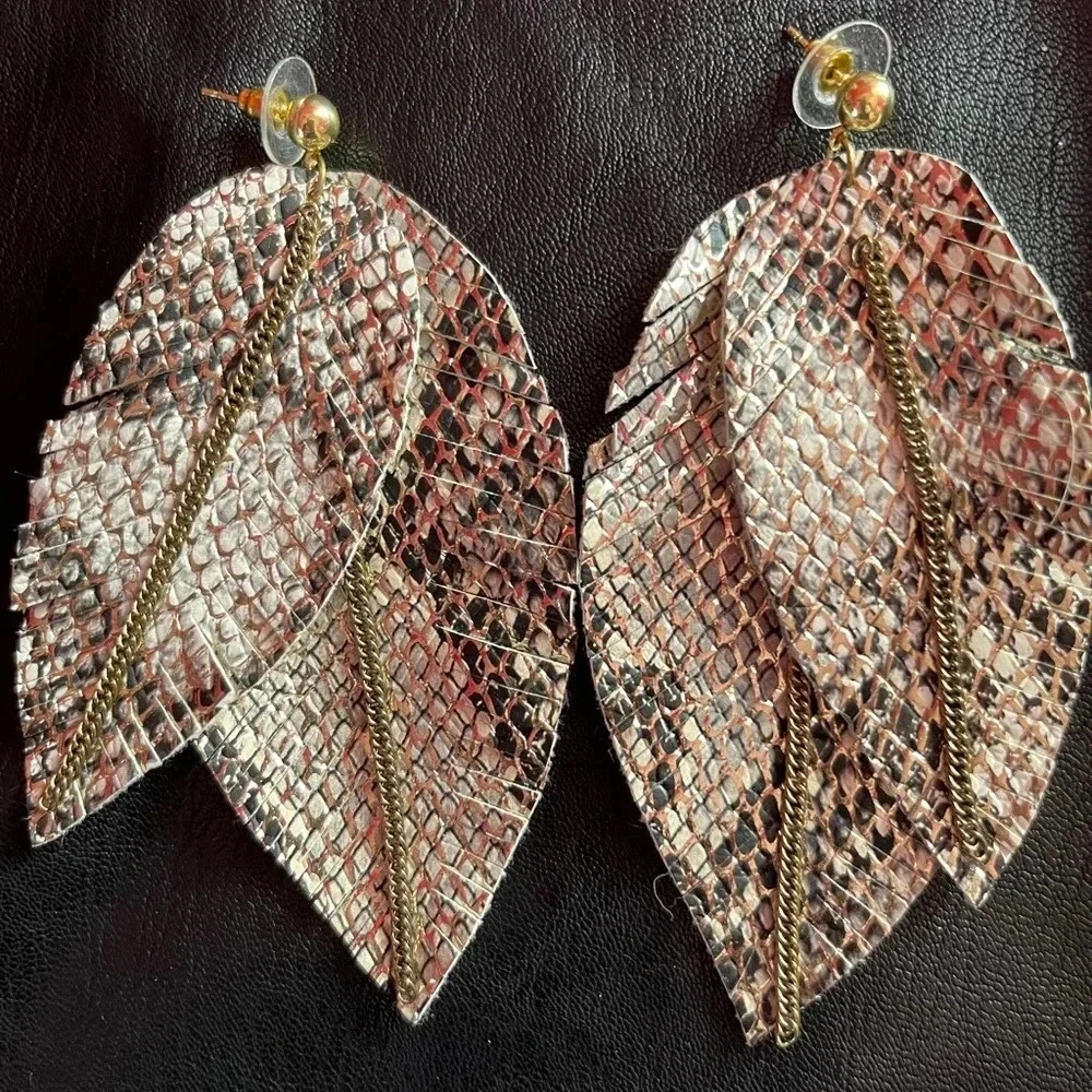 Snakeprint earrings.